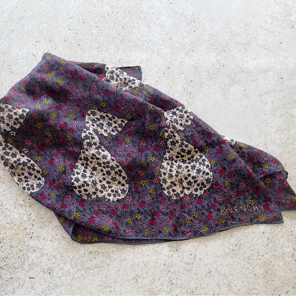 🍐🌼🌸 GIVENCHY Scarf Shawl Wrap Bandana Silk - Picture 4 of 4